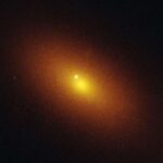 Foto yang diambil Teleskop Hubble dari galaksi jauh yang menjadi tuan rumah bagi tanda keberadaan lubang hitam supermasif yang sedang berkeliaran. Kredit: NASA, ESA, STScI, Yuhan Yao (UC Berkeley), Joseph DePasquale (STScI)