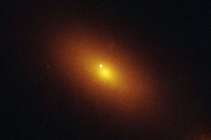 Foto yang diambil Teleskop Hubble dari galaksi jauh yang menjadi tuan rumah bagi tanda keberadaan lubang hitam supermasif yang sedang berkeliaran. Kredit: NASA, ESA, STScI, Yuhan Yao (UC Berkeley), Joseph DePasquale (STScI)